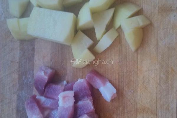 红烧肉炖土豆的做法图解1