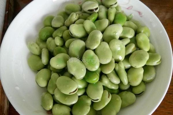 红烧蚕豆壳的做法图解1