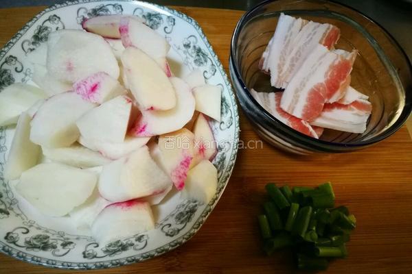 五花肉炖水萝卜的做法图解2