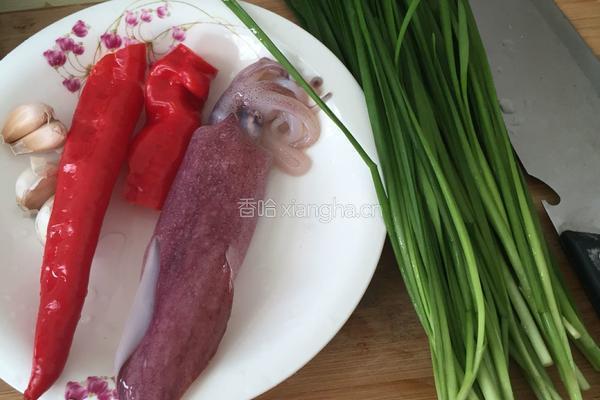 韭菜炒鱿鱼的做法图解1