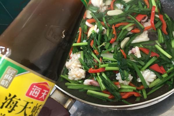 韭菜炒鱿鱼的做法图解7