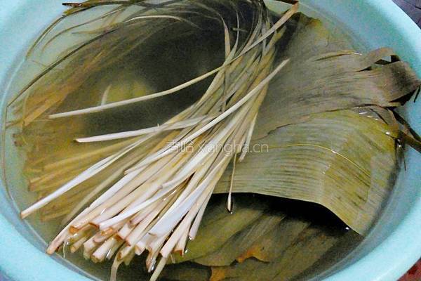 绿豆花生蜜枣粽(三角粽)的做法图解2
