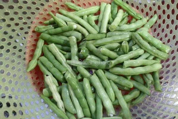 四季豆炒肉的做法图解1