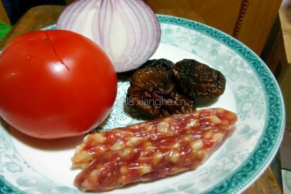番茄腊肠饭的做法图解1