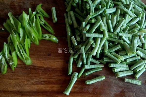 豆角炒肉的做法图解1