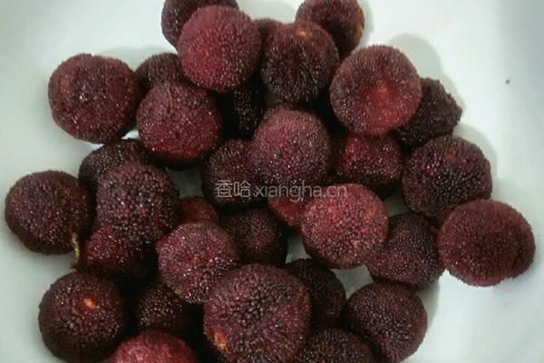 杨梅罐头的做法图解1