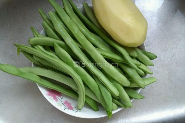扁豆焖土豆块的做法图解1