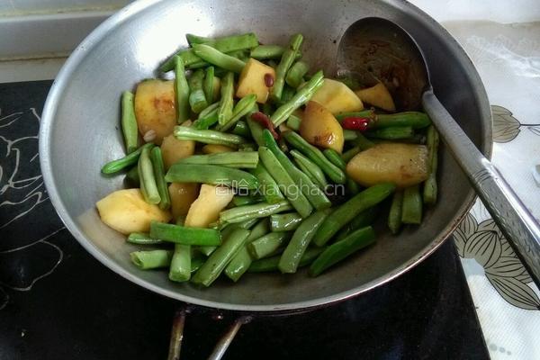 扁豆焖土豆块的做法图解6