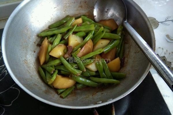 扁豆焖土豆块的做法图解8
