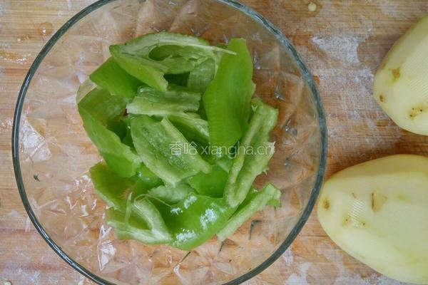 尖椒土豆片的做法图解1
