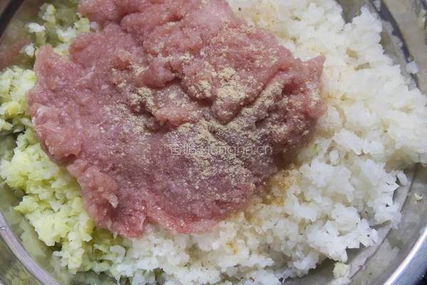 包菜萝卜肉馅春筒的做法图解3