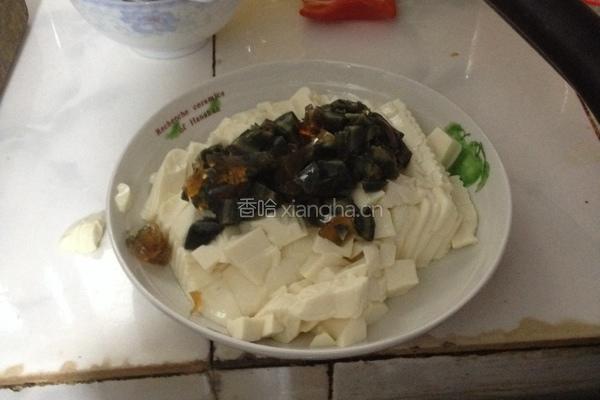 皮蛋豆腐的做法图解1