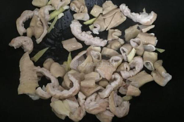罗卜干炒肥肠的做法图解2