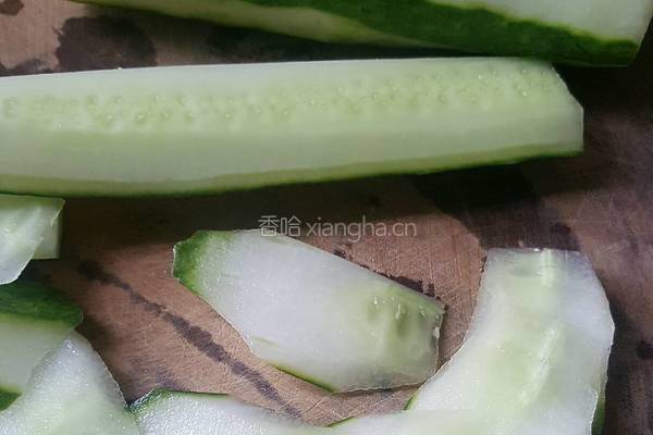 鸡杂爆炒青瓜的做法图解2