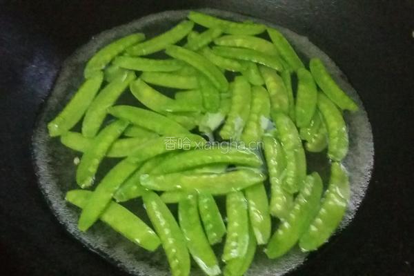 荷兰豆炒腊肠的做法图解2