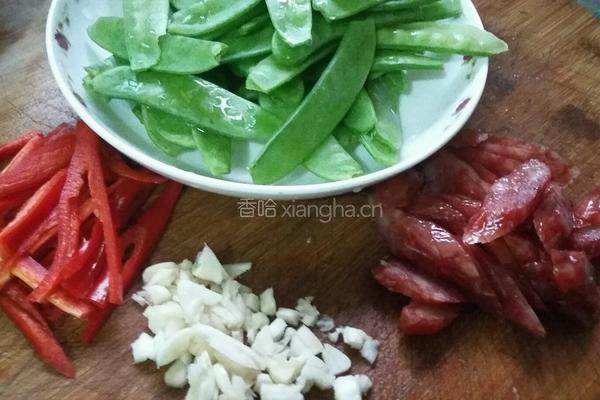 荷兰豆炒腊肠的做法图解1