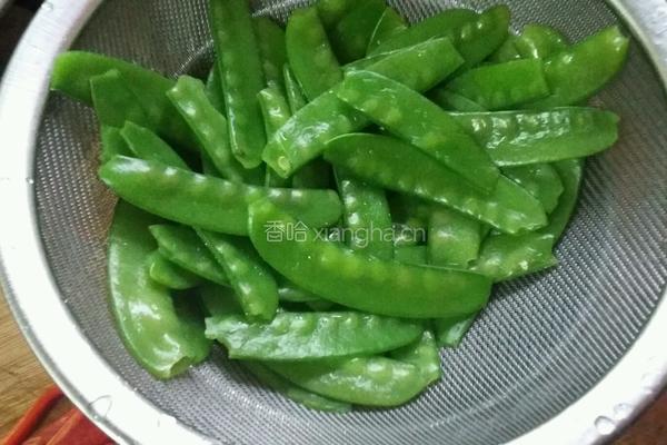 荷兰豆炒腊肠的做法图解3