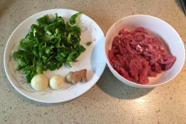 辣椒炒肉丝（简单的美味）的做法图解1