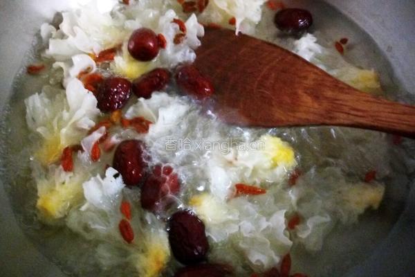 银耳鸡蛋糖水的做法图解3