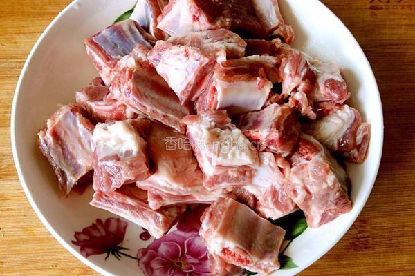 排骨焖土豆的做法图解2