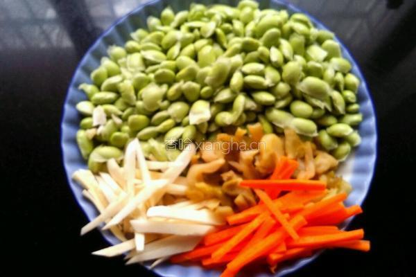 毛豆炒三丝的做法图解1