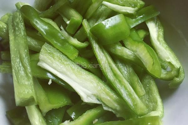 青椒炒虾糕的做法图解1