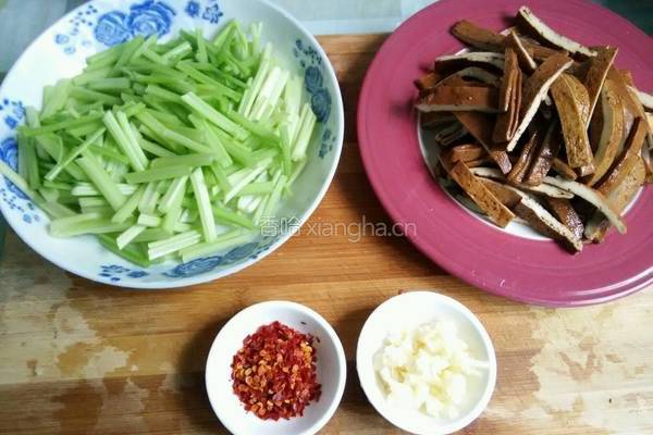 小芹菜炒湘干的做法图解2