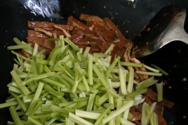 小芹菜炒湘干的做法图解6