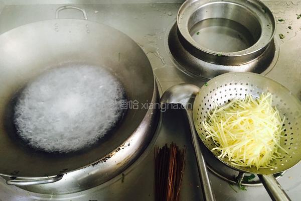 野菜花炒土豆丝（独家）的做法图解2