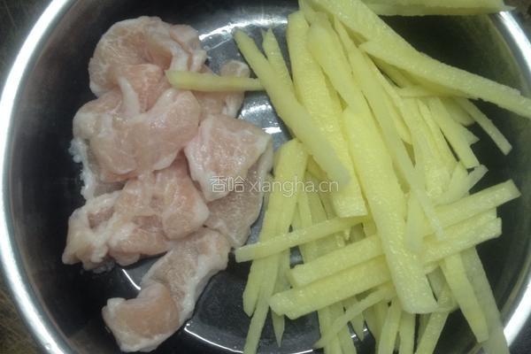 瘦肉蒸土豆的做法图解1