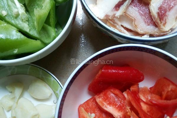 辣椒炒腊肉的做法图解1