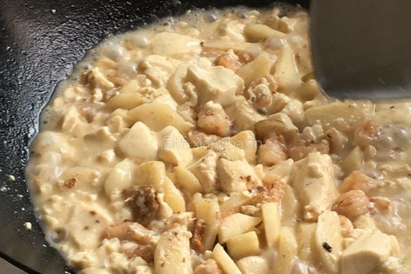 虾仁茭白炖豆腐的做法图解3