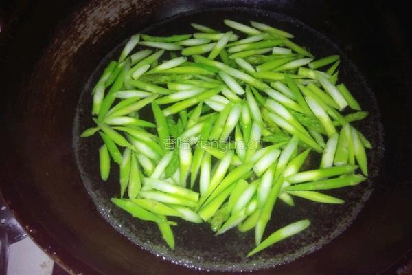 芦笋炒河虾的做法图解2