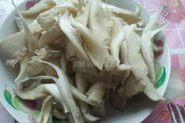 蘑菇炒青菜的做法图解1