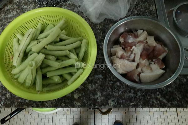 豆角炒本地猪肉的做法图解1