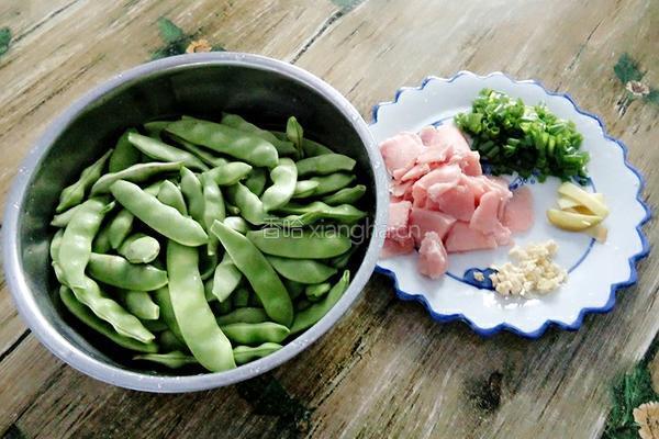 豆角炒肉片的做法图解1
