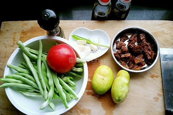 土豆牛肉烩豆角的做法图解1
