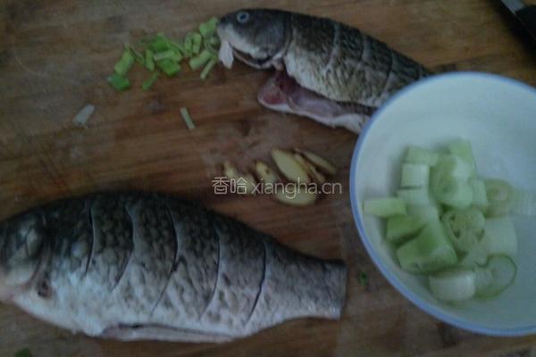 红烧鲫鱼豆腐汤的做法图解2