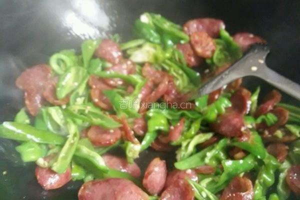 青椒炒腊香肠的做法图解7