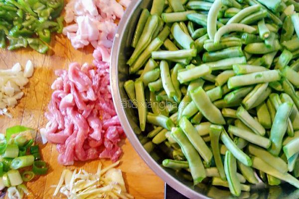 豆角炒肉的做法图解1