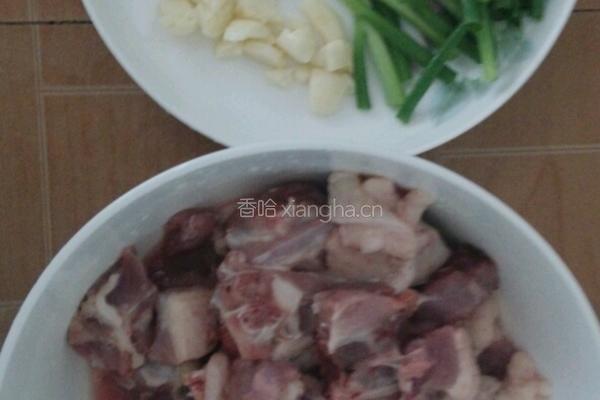 香辣啤酒鸭的做法图解1