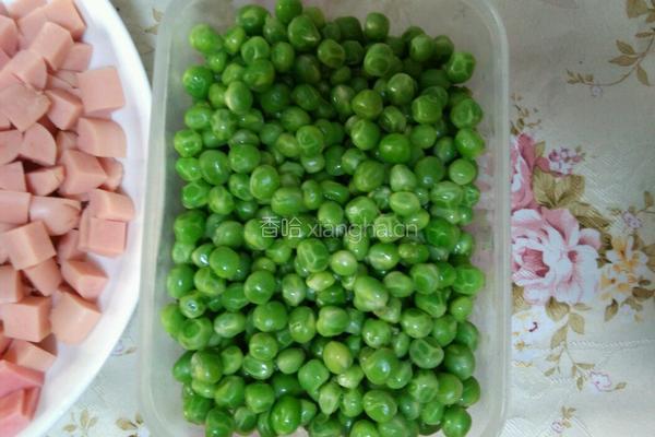豌豆炒火腿的做法图解1
