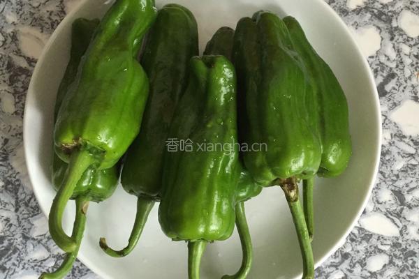 虎皮青椒皮蛋的做法图解1
