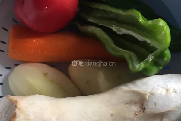 彩色土豆炖排骨的做法图解1