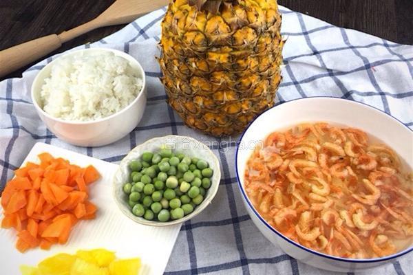 菠萝樱花虾炒饭的做法图解1