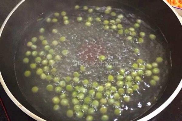 菠萝樱花虾炒饭的做法图解2