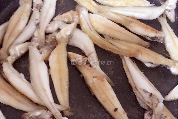 干煸沙尖鱼的做法图解3