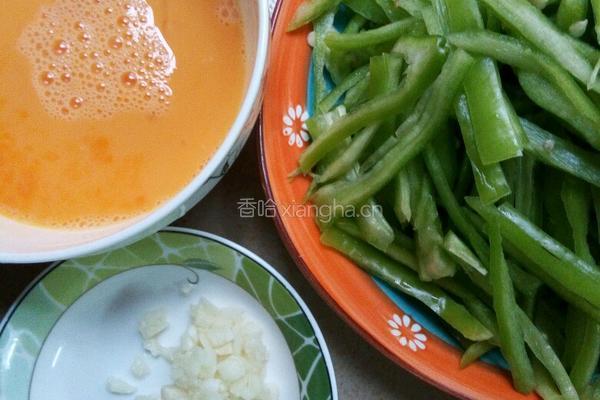 辣椒炒蛋的做法图解1