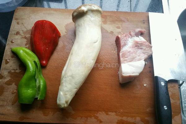 杏鲍菇炒肉的做法图解1