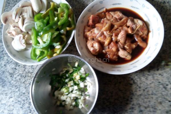 青椒炒鸡肉的做法图解1